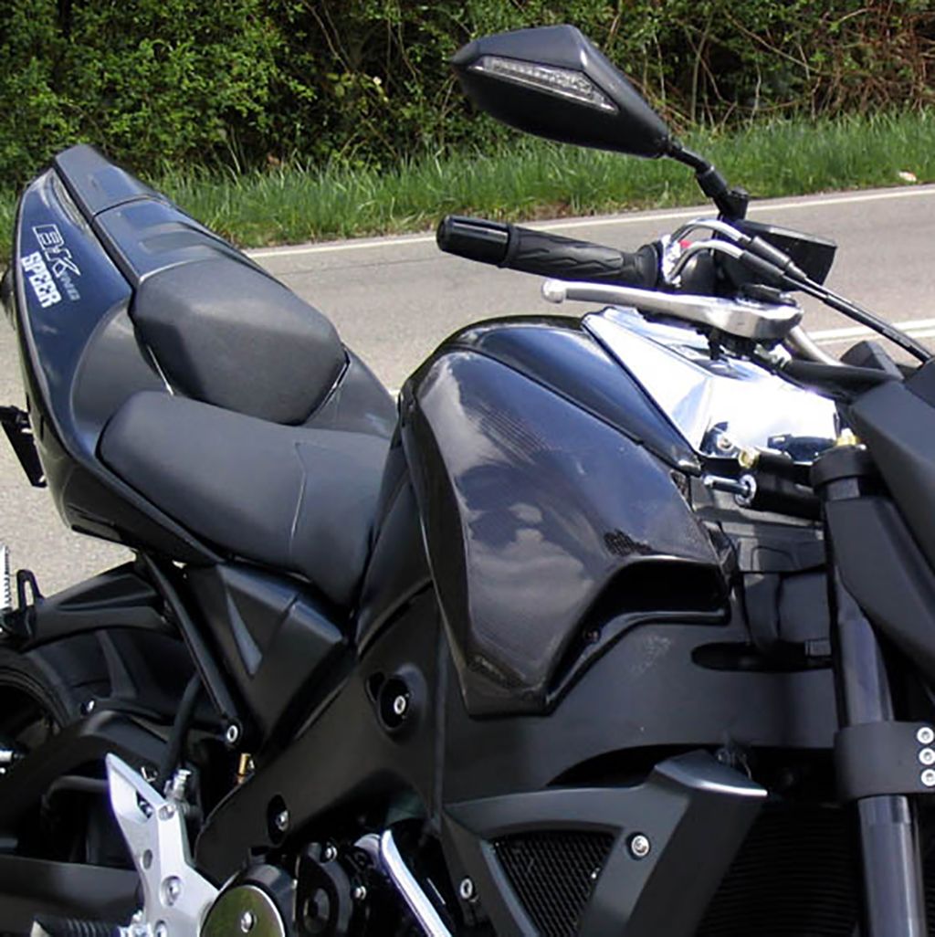 Bodis Tankverkleidung Carbon links und rechts